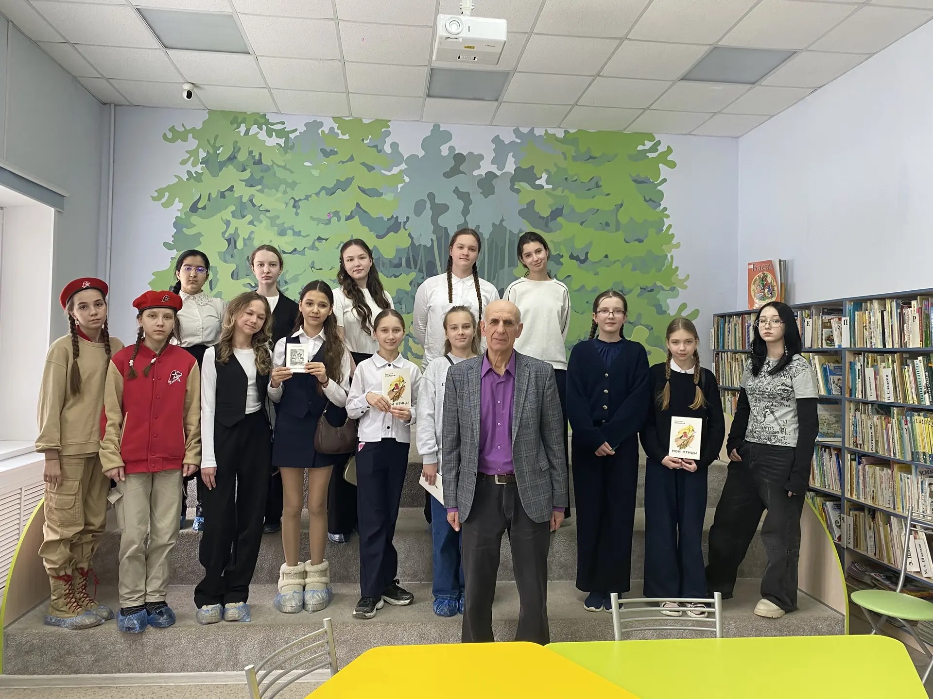 встреча наших школьников с новгородским писателем Анатолием Романовичем Обьедковым.